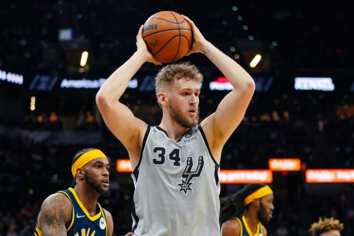 Jock Landale playing for the San Antonio Spurs in the 2021-22 NBA season.
